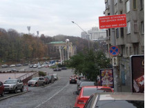 закрыли прямой проезд с улицы Трехсвятительской на Грушевского