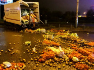 На киевском проспекте Бажана произошло "овощное" ДТП (фото)