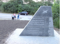 памятник пилоту Су-25 под Запорожьем
