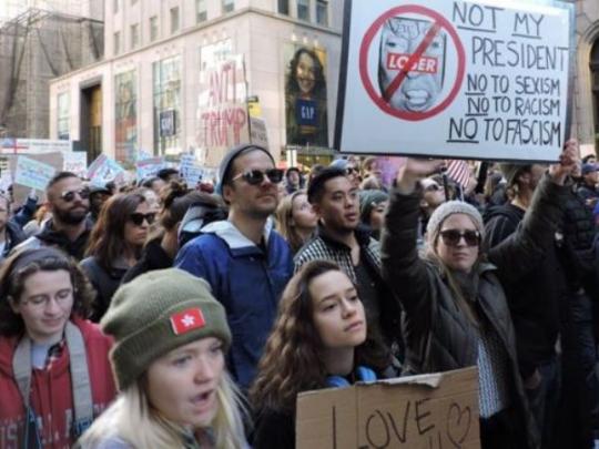 Участники демонстрации на Манхэттене