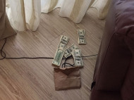 На Киевщине СБУ задержала продавцов фальшивых долларов (фото)