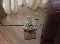 На Киевщине СБУ задержала продавцов фальшивых долларов (фото)