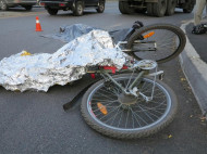 Потеряв управление, велосипедист угодил под колеса многотонного самосвала в Киеве