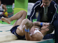 Французский гимнаст сломал ногу в Рио во время выполнения опорного прыжка (фото)