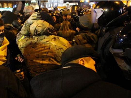 На Майдане произошли столкновения между представителями «Правого сектора» и силовикам