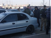 В Харькове неизвестные в масках напали на автомобиль военных