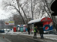 В Киеве фура разнесла остановку (фото, видео)
