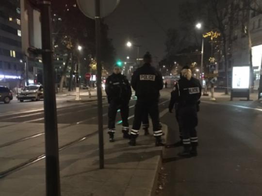 Полицейские возле офиса в Париже