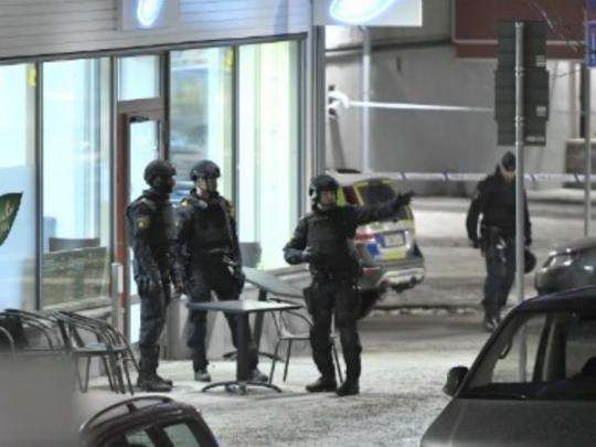 Полицейские возле кафе, в котором было совершено преступление