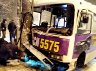 В Киеве маршрутка сбила пешеходов и врезалась в столб (фото)
