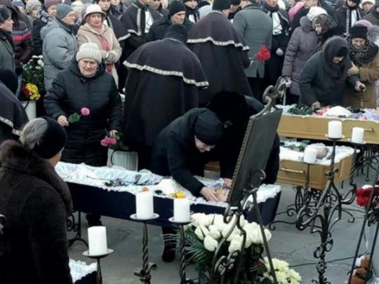 В Одессе прощаются с многодетной семьей, погибшей на пожаре (фото)