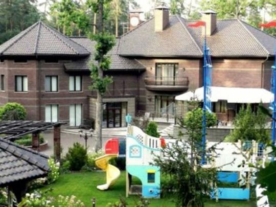 Суд наложил арест на элитный дом Рената Кузьмина