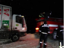 В Донецкой области полицейские освободили из снежного плена около 200 водителей (фото)