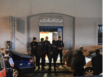 Полицейские перед входом в мусульманский центр