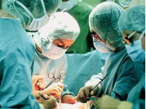 Львовские хирурги впервые в Украине реконструировали сосуды сразу на двух почках 50-летней пациентки 
