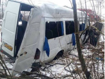В Черниговской области перевернулась маршрутка: 17 пострадавших