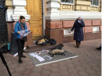 В центре Одессы защитники животных обложили трупами убитых собак здание главка Нацполиции (фото)