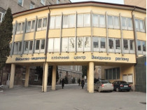 Американский военный врач передал ценное оборудование Львовскому военному госпиталю