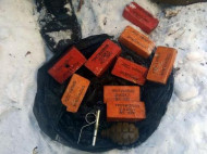 В прифронтовом Новолуганском возле гаражей обнаружили пакет с минами и тротилом (фото)
