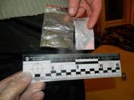 У киевлянина, находящегося под админнадзором, полицейские обнаружили арсенал, а у его сожителей – наркотики (фото)
