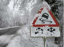 Из-за сложных погодных условий на дорогах трех областей Украины ограничили движение транспорта
