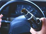 Пытаясь избежать протокола за вождение в нетрезвом виде, водитель выпил пиво прямо в служебном авто полиции (фото)
