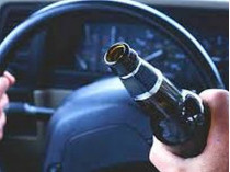 Пытаясь избежать протокола за вождение в нетрезвом виде, водитель выпил пиво прямо в служебном авто полиции (фото)