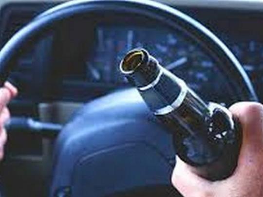 Пытаясь избежать протокола за вождение в нетрезвом виде, водитель выпил пиво прямо в служебном авто полиции (фото)