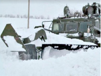 На юге Одесчины в снегу застряли десятки авто с людьми, а также военная техника, шедшая им на помощь