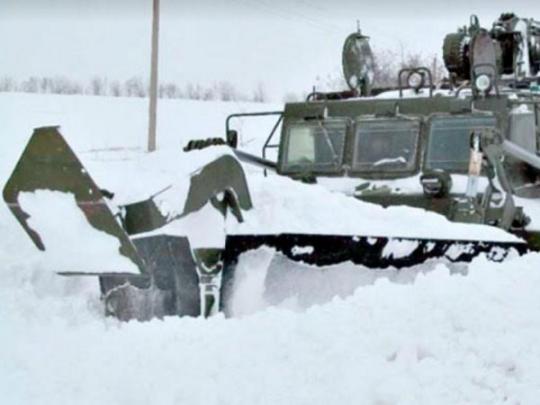 На юге Одесчины в снегу застряли десятки авто с людьми, а также военная техника, шедшая им на помощь