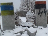 Польша готовит ноту Украине из-за оскверненного на Львовщине памятника (фото, видео)
