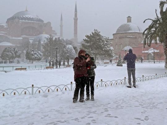 В Стамбуле под тяжестью снега обрушился купол мечети, а в Италии замерз знаменитый Мраморный водопад