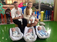 В Одессе Порошенко подарил машину семье "пятерняшек"
