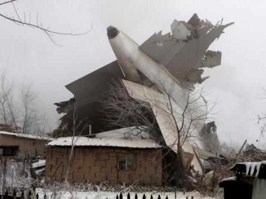 В результате падения на дачный поселок близ Бишкека грузового самолета погибли 38 человек, включая 17 детей 