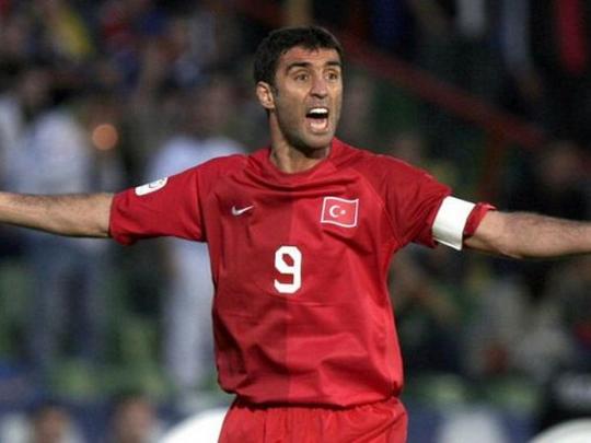 Турция выдала ордер на арест знаменитого футболиста Хакана Шукюра 