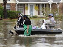 Люди в лодке на затопленной улице в Луизиане