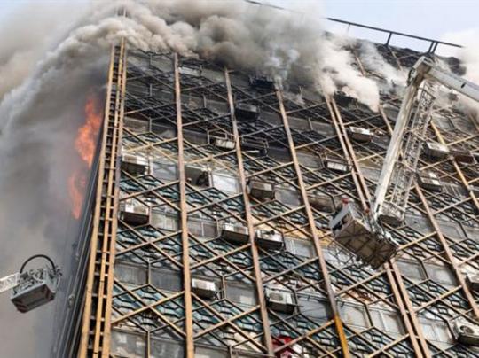 В результате обрушения горящего здания в Тегеране погибли не менее 30 человек 