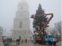 монтаж елки на Софиевской площади