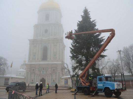 монтаж елки на Софиевской площади