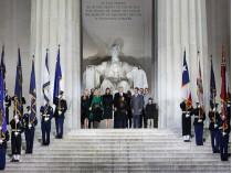Трамп с семьей на ступеньках мемориала Линкольна