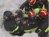 Спасатели достают из-под снега женщину