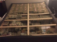 В Массачусетсе полиция нашла спрятанные в кровати... 20 миллионов долларов наличными!
