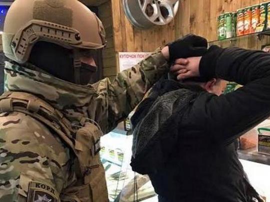 На встречу с «должниками» днепровский полицейский прихватил травматический пистолет (фото)