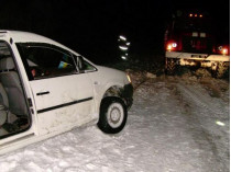 На Полтавщине спасатели за ночь дважды вытаскивали из снежной «ловушки» одну и ту же машину (фото)