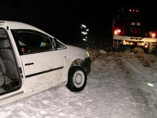 На Полтавщине спасатели за ночь дважды вытаскивали из снежной «ловушки» одну и ту же машину (фото)