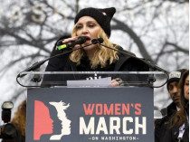 Мадонна выступает на «Марше женщин»