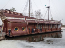 Суд арестовал корабль-ресторан Януковича в «Межигорье»