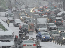 В Киеве из-за снегопада ограничили въезд крупногабаритного транспорта