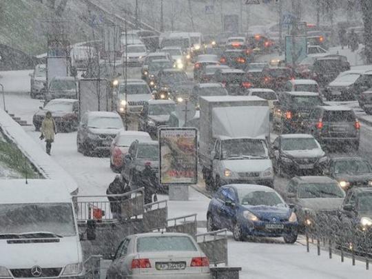 В Киеве из-за снегопада ограничили въезд крупногабаритного транспорта