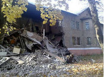 Причиной обвала наружной стены двухэтажного дома в антраците луганской области стало подмывание фундамента здания